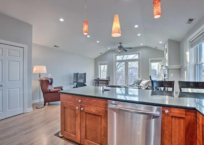 Chicago Condo W/ Balcony: Walk To Cta Stations!