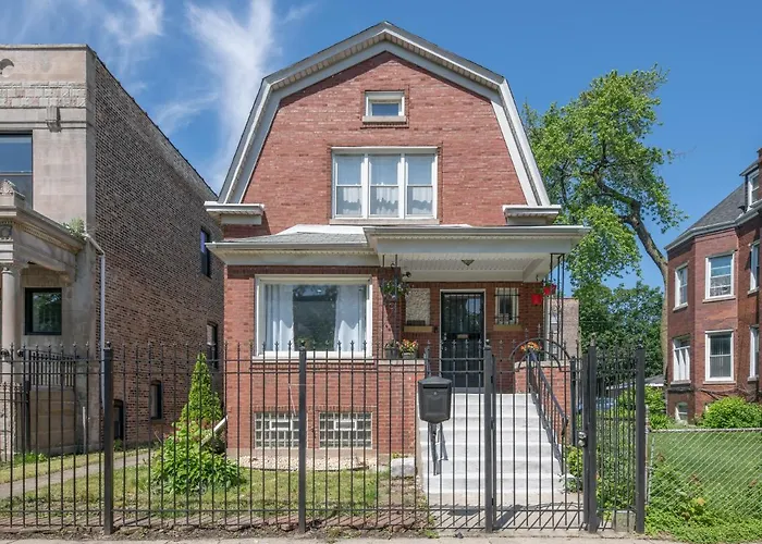 Spacious 5-Br House Near Transit W Parking