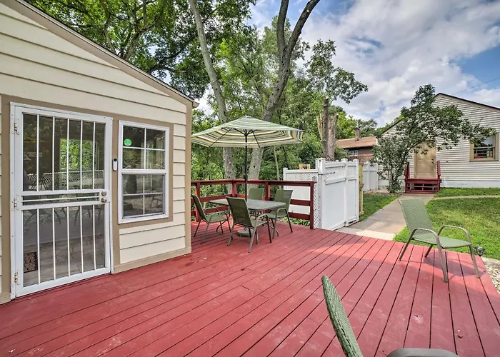 Pet-Friendly Lake Getaway: 1 Block To Beach!