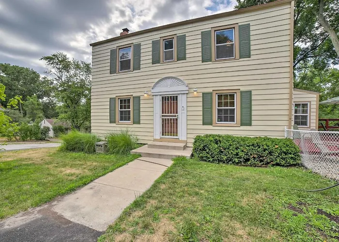 Pet-Friendly Lake Getaway: 1 Block To Beach!