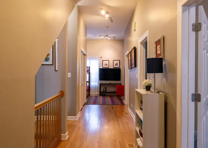 Spacious Row Home Next Transit Near Downtown W Parking